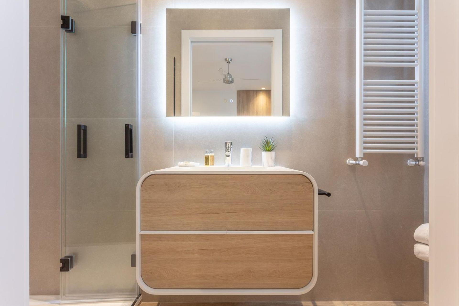 Apartamento Spacious 2-bedroom In Steps Away From Plaza Espana Conde Duque I Madrid